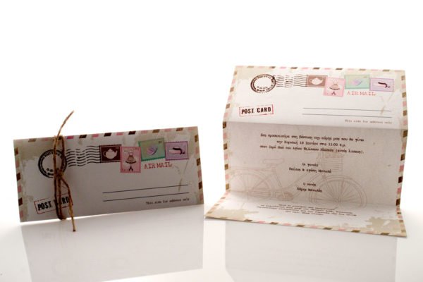 Προσκλητήριο Βάπτισης: Τρίπτυχο διάστασης 22,5x30 εκατ. σε χαρτί γκοφρέ (ανάγλυφο) ματ γραμμωτό υπόλευκο 250 γραμ. και εκτύπωση μίας όψης μελάνι και θέμα post card, γραμματόσημα και ποδήλατο, πεταλούδα, τσαγιέρα, καπέλο και Φυσικό (καφέ) σπάγγο_Κωδικός 50505