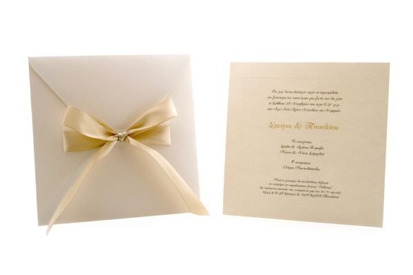 Προσκλητήριο Γάμου: Φάκελος διάστασης 20x20 εκατ. σε χαρτί λείο μεταλλιζέ (περλέ) κρεμ 250 γραμ. με κορδέλα σατέν μονής όψης 2,5 εκατ. σε χρώμα χρυσό και Κάρτα με γκοφρέ πλαίσιο σε χαρτί λείο μεταλλιζέ (περλέ) κρεμ 250 γραμ. με εκτύπωση κειμένου σε γκρι και χρυσό μελάνι_Κωδικός 5857