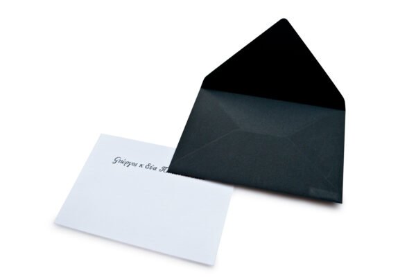 Σετ φακέλος διάστασης 11,5x16,5 εκατ. σε χαρτί μαύρο και Οικογενειακή κάρτα (family card) διάστασης 11x16 εκατ. σε χαρτί γραμμωτό λευκό 280gram και μαύρη ανάγλυφη εκτύπωση ονομάτων