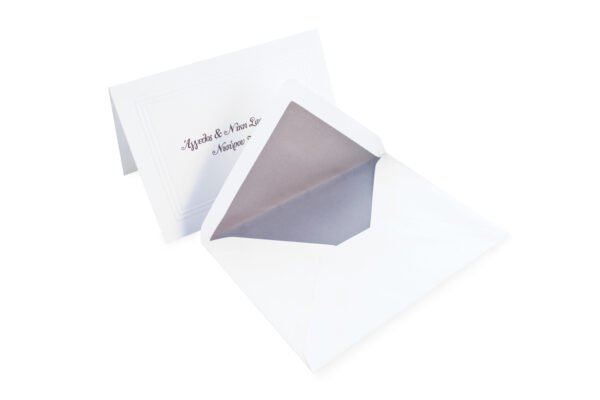 Σετ φακέλος φόδρα διάστασης 9,5x13 εκατ. με εσωτερικό χαρτί σοκολά και εξωτερικό λευκό γκοφρέ γραμμωτό και Οικογενειακή κάρτα (family card) δίπτυχη διάστασης 9x12,5 με γκοφρέ πλαίσιο σε χαρτί γραμμωτό και εκτύπωση ονομάτων εξωτερικά με μελάνι καφέ
