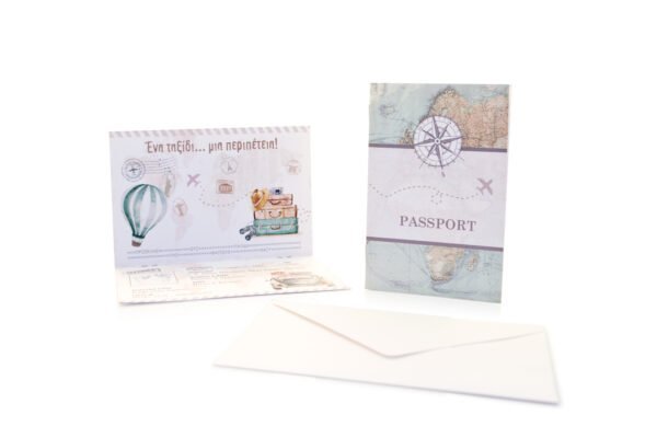Προσκλητήριο Βάπτισης: Φάκελος 12,5x17,5 εκατ. σε χαρτί λείο λευκό 150 γραμ. και Δίπτυχο διαβατήριο διάστασης 11x15,5 εκατ. – Εξώφυλλο σε χαρτί λείο λευκό 250 γραμ. με εκτύπωση μίας όψης μελάνι και θέμα παγκόσμιος χάρτης και πυξίδα. Εσώφυλλο σε χαρτί λείο ματ λευκό 150 γραμ. με εκτύπωση δύο όψεων μελάνι με θέμα σφραγίδες χωρών (α΄ όψη) και βαλίτσες, ρετρό αερόστατο και αυτοκίνητο και παγκόσμιος χάρτης (β' όψη)_Κωδικός 50867