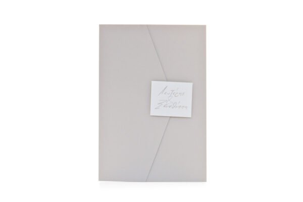 Προσκλητήριο Γάμου: Τρίπτυχο διάστασης 13,7x22 εκατ. σε χαρτί γκρι γκοφρέ (γραμμωτό) 160γραμ., καρτάκι 4,5x5,5 εκατ. με θέμα ονόματα και Κάρτα 13,6x21,9 εκατ. σε χαρτί γκοφρέ (γραμμωτό) υπόλευκο 250 γραμ. με εκτύπωση μελάνι γκρι και πούρο με θέμα ονόματα_Κωδικός 6149