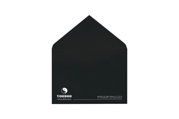 Φάκελος 13,3x18,3 (A7) σε χαρτί λείο ματ μαύρο 150γραμ. με κλείσιμο μύτη (χωρίς γόμα) και με εκτύπωση σε μία όψη λογοτύπου με θερμοτυπία λευκή (λευκοτυπία)